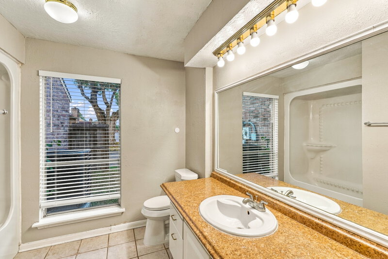 1,710/Mo, 11807 Gatlinburg Dr Houston, TX 77031 Primary Bathroom View