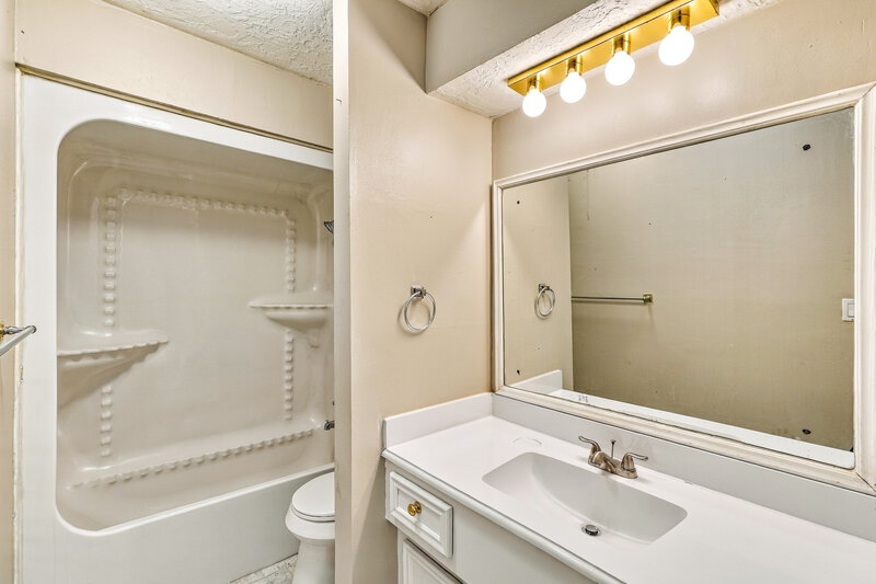 1,710/Mo, 11807 Gatlinburg Dr Houston, TX 77031 Bathroom View