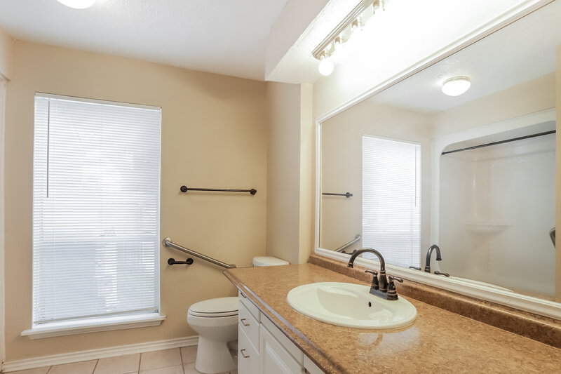 2,130/Mo, 11807 Gatlinburg Dr Houston, TX 77031 Master Bathroom View