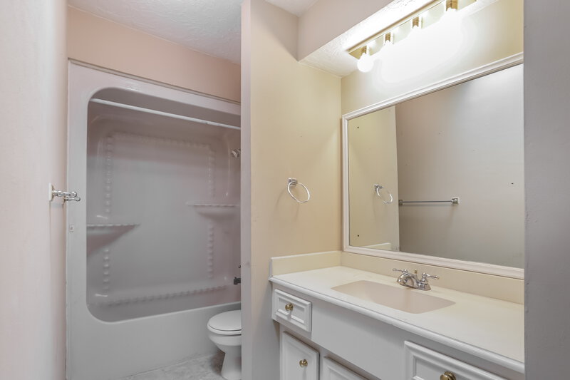 2,130/Mo, 11807 Gatlinburg Dr Houston, TX 77031 Bathroom View