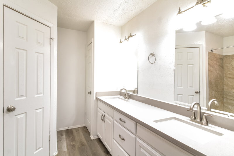 2,160/Mo, 9938 Shell Rock Rd La Porte, TX 77571 Main Bathroom View