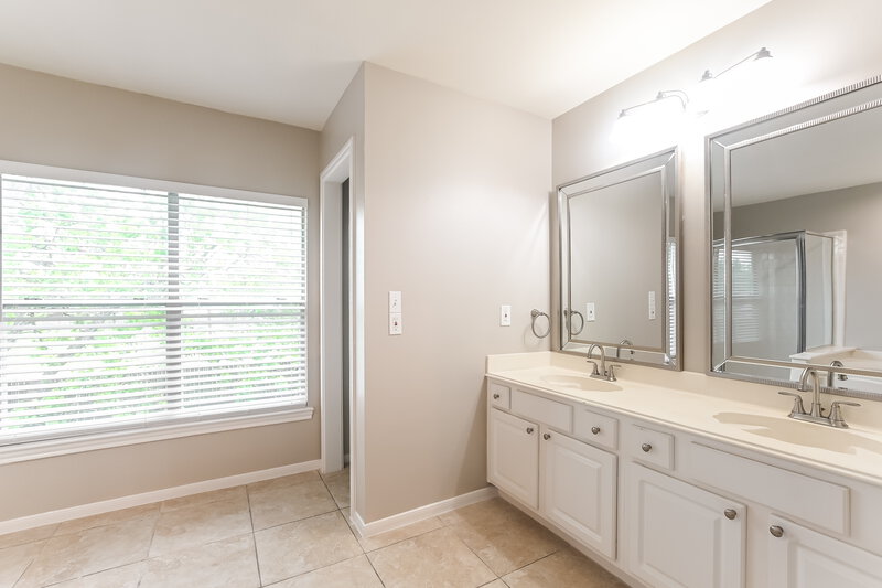 2,555/Mo, 3907 Spring Circle Dr E Pearland, TX 77584 Main Bathroom View