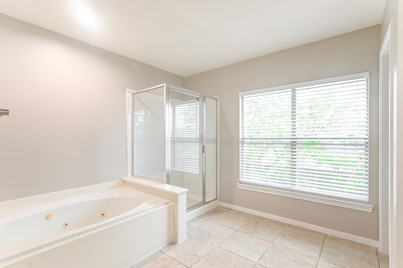 2,555/Mo, 3907 Spring Circle Dr E Pearland, TX 77584 Main Bathroom View 2