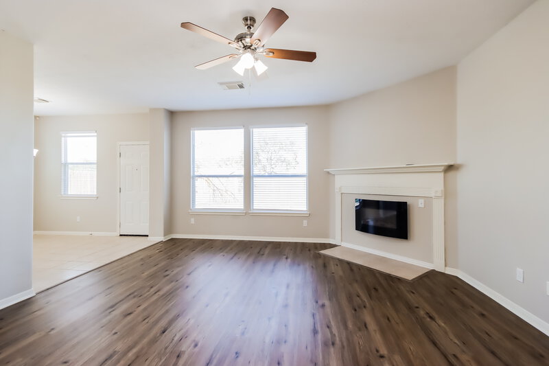 2,380/Mo, 5307 Thyme Ln Unit 63 Baytown, TX 77521 Living Room View 2