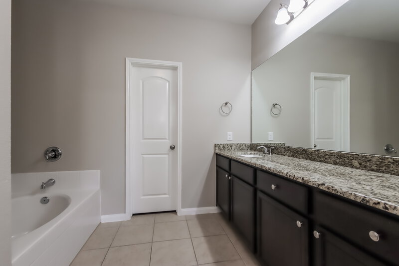 2,185/Mo, 7670 Dragon Pearls Ln Conroe, TX 77304 Main Bathroom View