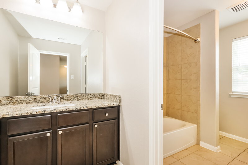 2,115/Mo, 7670 Dragon Pearls Ln Conroe, TX 77304 Main Bathroom View