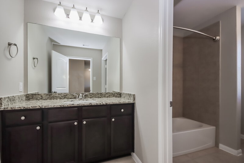 2,185/Mo, 7670 Dragon Pearls Ln Conroe, TX 77304 Bathroom View 2