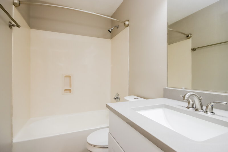 1,645/Mo, 15010 August Sunset Dr Humble, TX 77396 Main Bathroom View 2