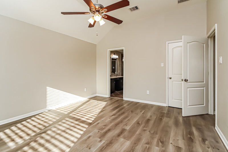 1,995/Mo, 323 Sea Breeze Dr Bacliff, TX 77518 Main Bedroom View
