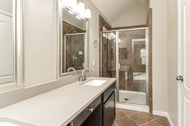 1,995/Mo, 323 Sea Breeze Dr Bacliff, TX 77518 Main Bathroom View