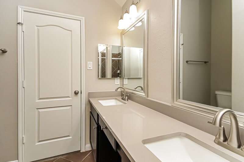 1,995/Mo, 323 Sea Breeze Dr Bacliff, TX 77518 Main Bathroom View 2