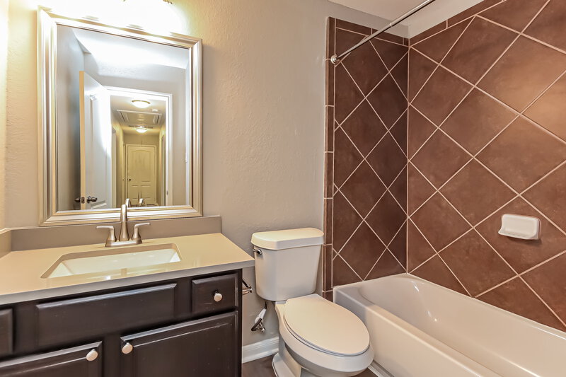 1,995/Mo, 323 Sea Breeze Dr Bacliff, TX 77518 Bathroom View