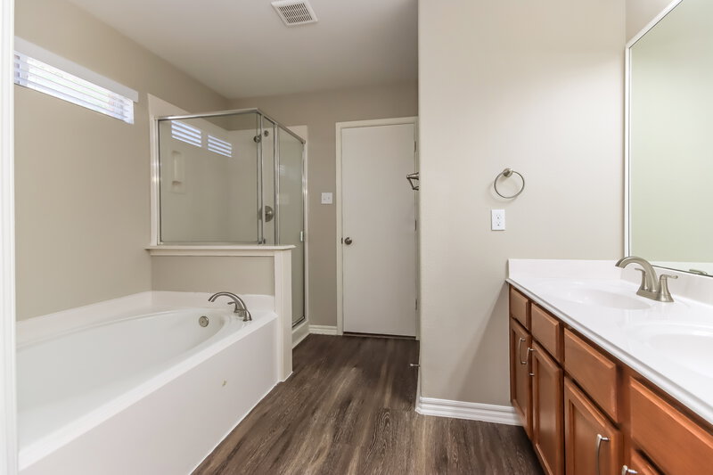 1,885/Mo, 12026 Green Coral Dr Houston, TX 77044 Main Bathroom View