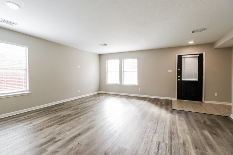2,260/Mo, 15406 Hensen Creek Dr Houston, TX 77086 Living Room View 2