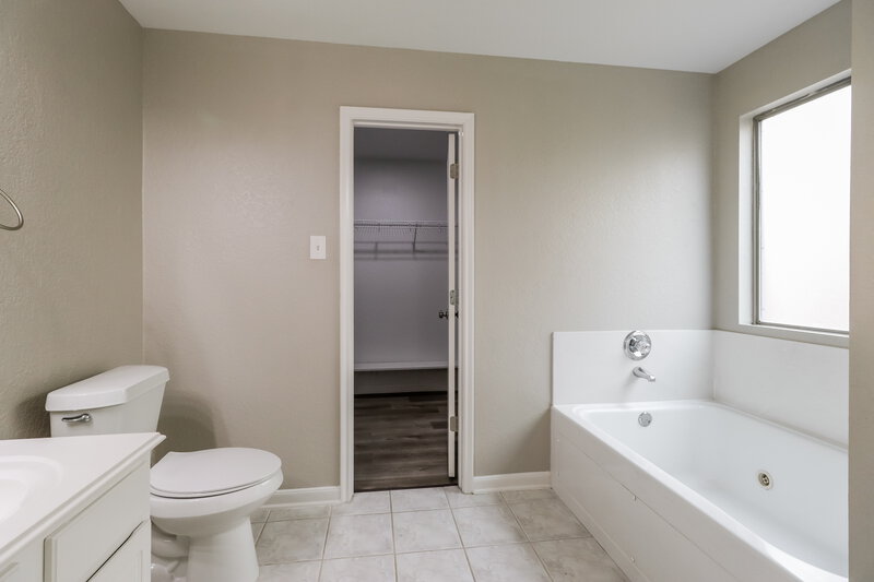 2,260/Mo, 15406 Hensen Creek Dr Houston, TX 77086 Main Bathroom View