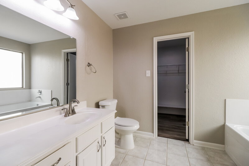 2,260/Mo, 15406 Hensen Creek Dr Houston, TX 77086 Main Bathroom View 2