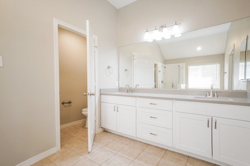 2,265/Mo, 8107 Malardcrest Dr Humble, TX 77346 Main Bathroom View