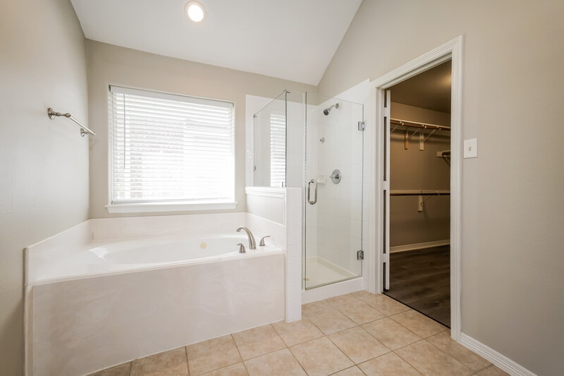 2,265/Mo, 8107 Malardcrest Dr Humble, TX 77346 Main Bathroom View 2