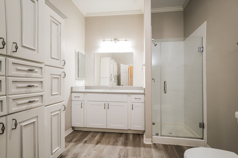 2,265/Mo, 8107 Malardcrest Dr Humble, TX 77346 Bathroom View