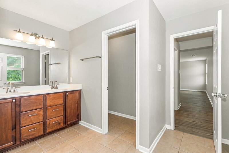 2,205/Mo, 8011 Bunch Grass Ln Richmond, TX 77406 Primary Bathroom View 2