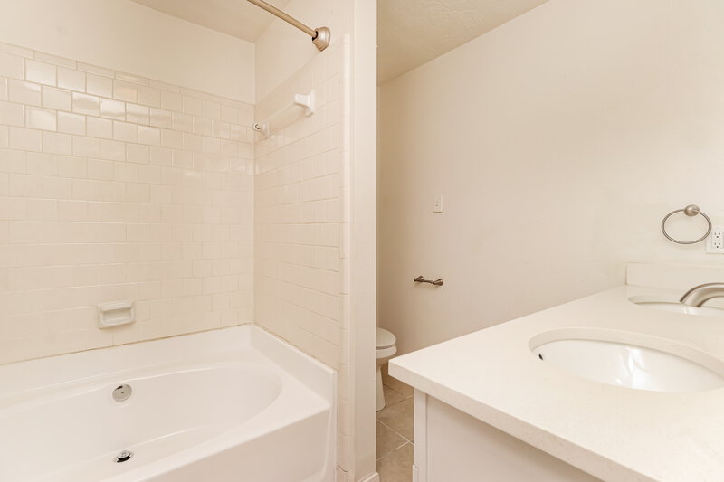 1,900/Mo, 1918 Hunnington Dr Conroe, TX 77303 Main Bathroom View