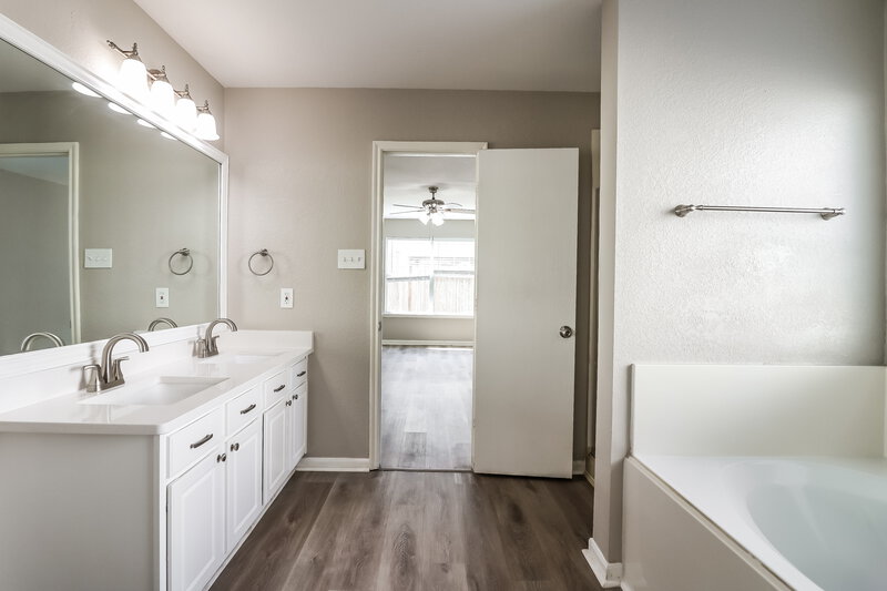 2,330/Mo, 19815 Hollington Dr Tomball, TX 77375 Main Bathroom View