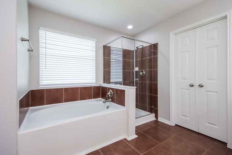 2,430/Mo, 18822 Sawyer Run Ln Cypress, TX 77429 Main Bathroom View 2