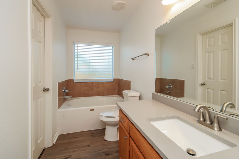 1,935/Mo, 510 Trail Springs Ct Kingwood, TX 77339 Main Bathroom View