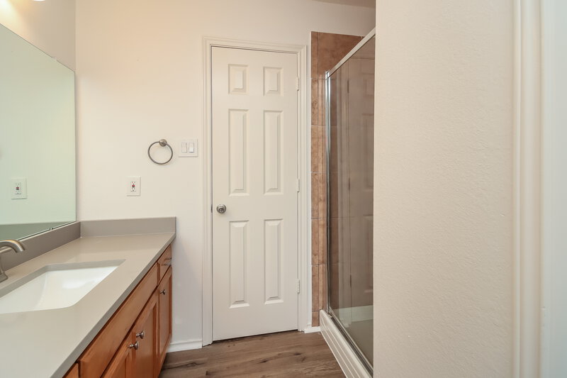 1,935/Mo, 510 Trail Springs Ct Kingwood, TX 77339 Main Bathroom View 2