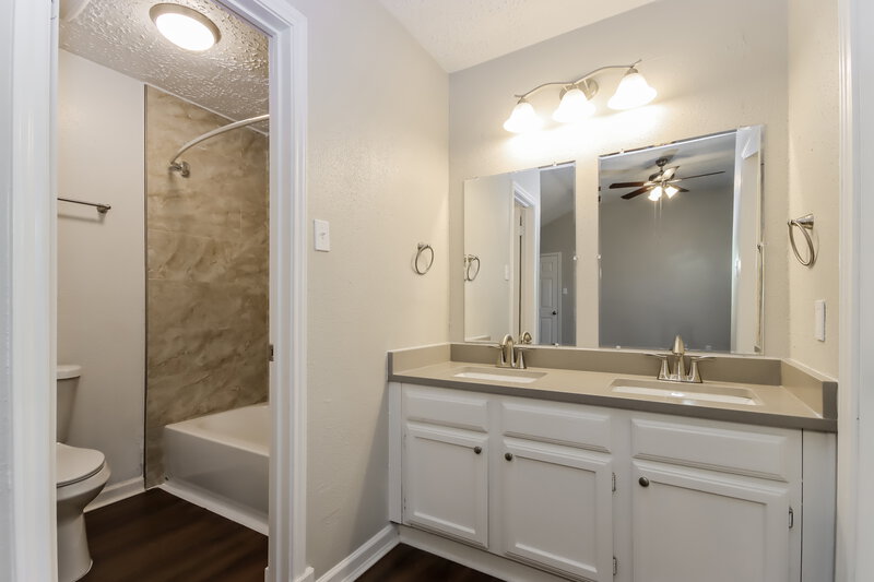 2,185/Mo, 5509 Rock Springs Dr La Porte, TX 77571 Main Bathroom View
