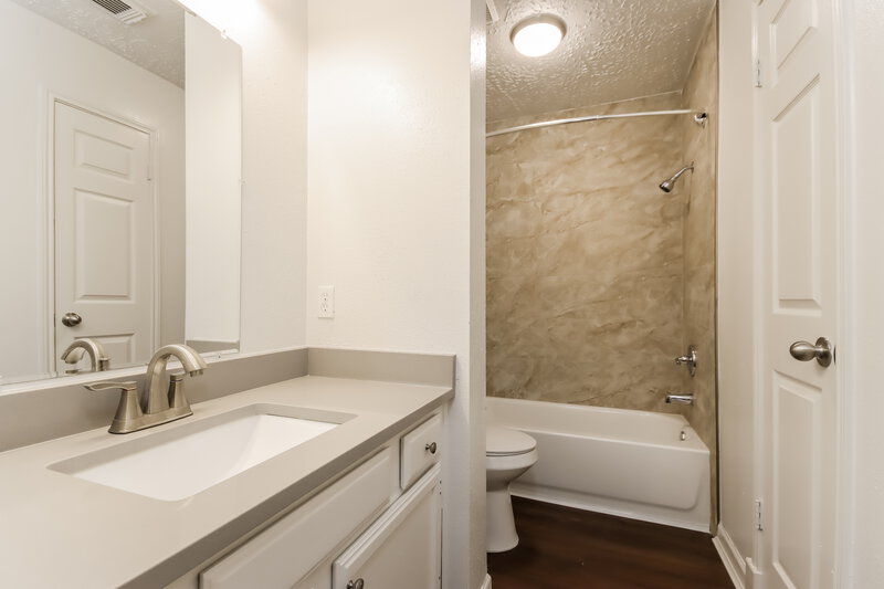 2,185/Mo, 5509 Rock Springs Dr La Porte, TX 77571 Bathroom View
