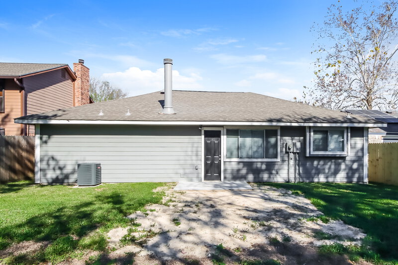 2,185/Mo, 5509 Rock Springs Dr La Porte, TX 77571 Rear View