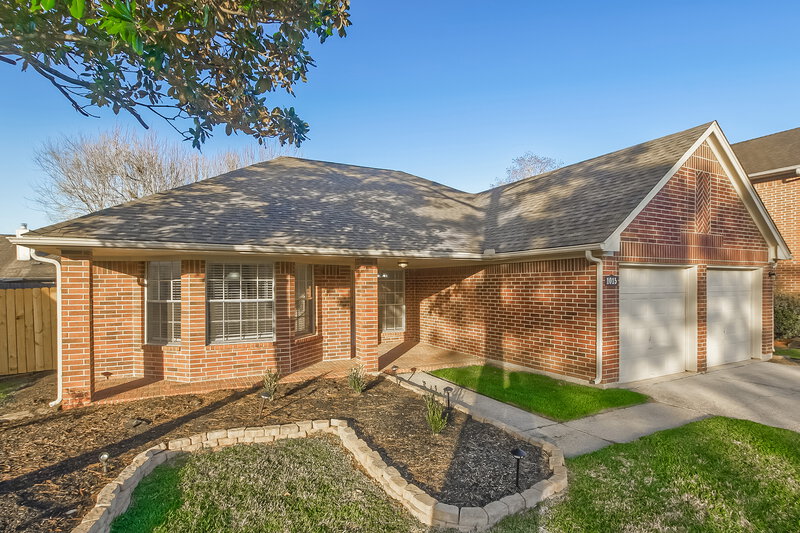2,375/Mo, 1015 Chesterwood Dr Pearland, TX 77581 Front View