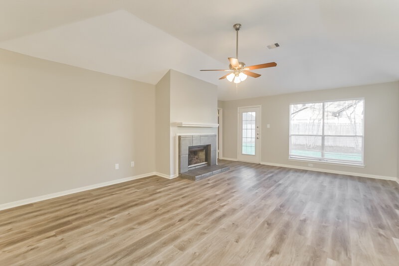 2,375/Mo, 1015 Chesterwood Dr Pearland, TX 77581 Living Room View