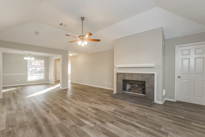 2,375/Mo, 1015 Chesterwood Dr Pearland, TX 77581 Living Room View 2