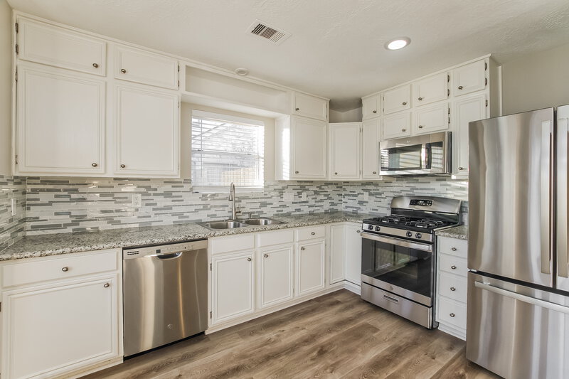 2,375/Mo, 1015 Chesterwood Dr Pearland, TX 77581 Kitchen View