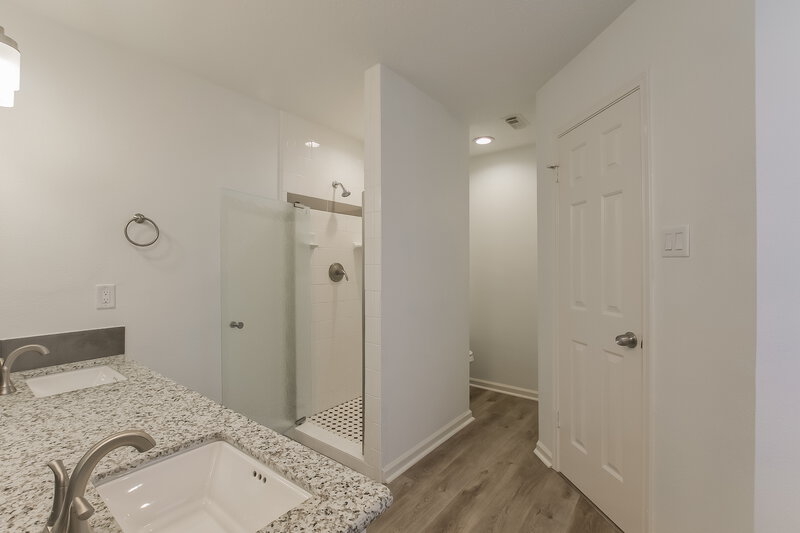 2,375/Mo, 1015 Chesterwood Dr Pearland, TX 77581 Main Bathroom View