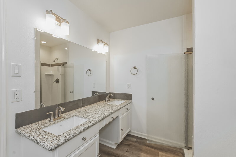 2,375/Mo, 1015 Chesterwood Dr Pearland, TX 77581 Main Bathroom View 2