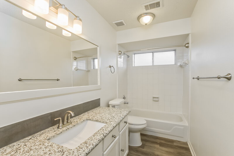 2,375/Mo, 1015 Chesterwood Dr Pearland, TX 77581 Bathroom View