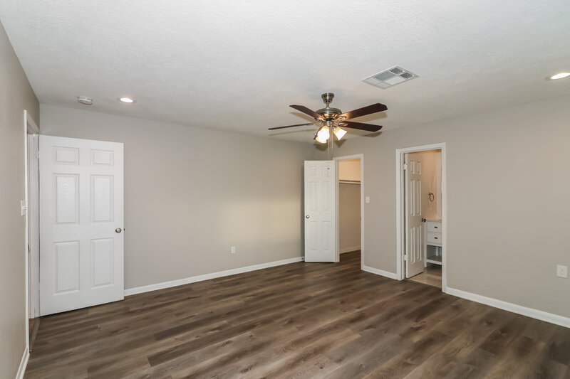1,980/Mo, 803 Beaumont St League City, TX 77573 Main Bedroom View