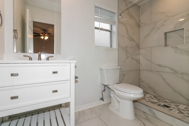 1,980/Mo, 803 Beaumont St League City, TX 77573 Main Bathroom View