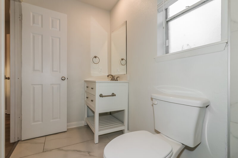 1,980/Mo, 803 Beaumont St League City, TX 77573 Main Bathroom View 2