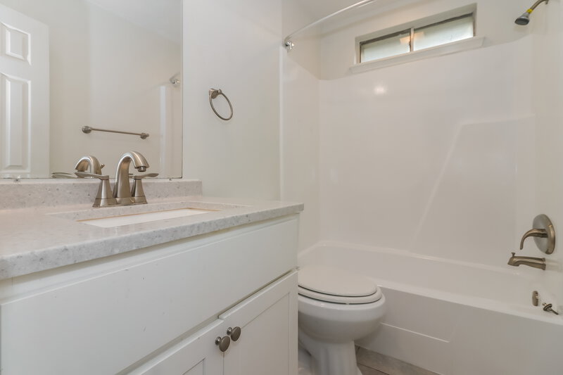 1,980/Mo, 803 Beaumont St League City, TX 77573 Bathroom View