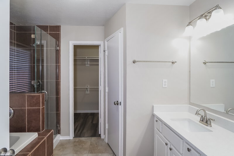 2,040/Mo, 6723 River Rd Richmond, TX 77469 Main Bathroom View