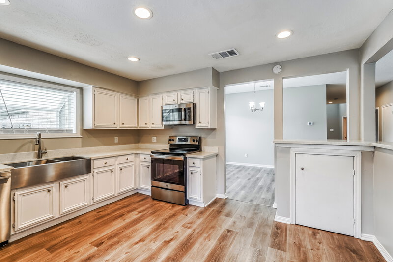1,985/Mo, 8506 Deer Meadow Dr Houston, TX 77071 Kitchen View 2