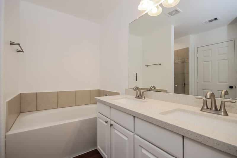 2,220/Mo, 7215 Fox Scene Dr Humble, TX 77338 Main Bathroom View