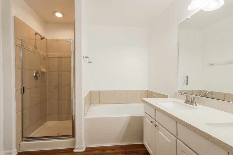 2,080/Mo, 7215 Fox Scene Dr Humble, TX 77338 Main Bathroom View