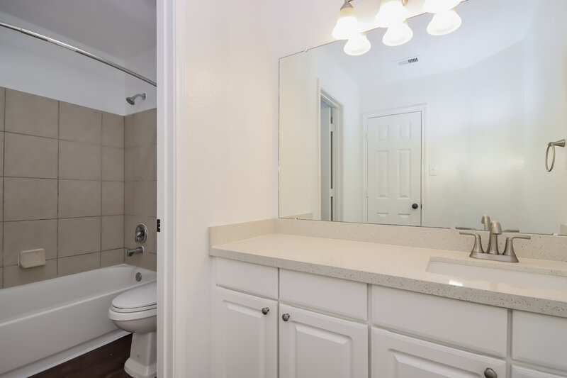 2,220/Mo, 7215 Fox Scene Dr Humble, TX 77338 Bathroom View 2