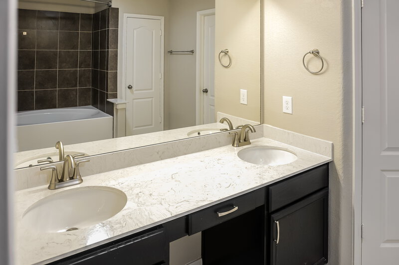 2,095/Mo, 5139 Misty Ln Bacliff, TX 77518 Main Bathroom View