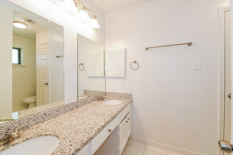 2,185/Mo, 402 Civil Dr League City, TX 77573 Main Bathroom View